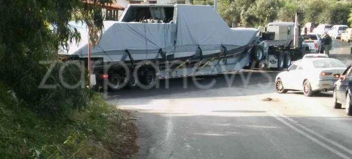 Χάος από τροχαίο στα Χανιά με φορτηγό που μετέφερε πολεμικό σκάφος των Αμερικανών (εικόνες)